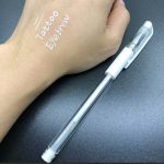 Ручка гелева з білим стержнем.